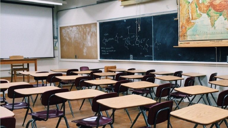 Covid, già scoppiano i primi casi a scuola, ci sono 8 classi in Dad al Nord Covid, già scoppiano i primi casi a scuola, ci sono 8 classi in Dad al Nord