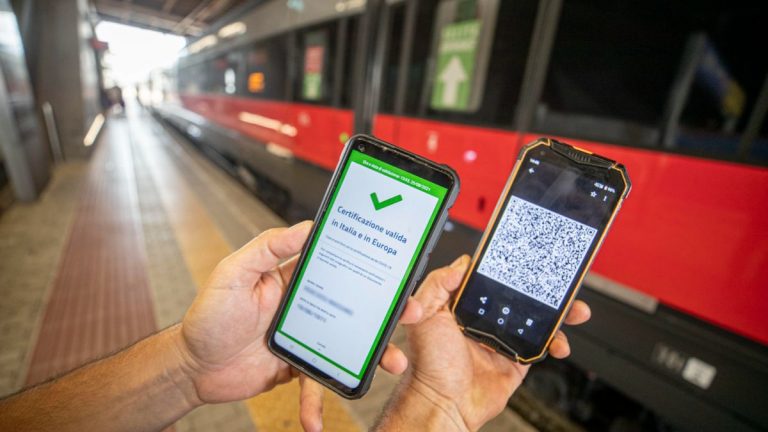 Coronavirus, Green Pass obbligatorio per alcuni lavoratori: ecco quali e da quando Coronavirus, Green Pass obbligatorio per alcuni lavoratori: ecco quali e da quando