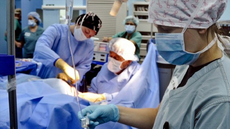 Morte piccolo Domenico, l’indiscrezione del Corriere sulla lite scoppiata tra i sanitari durante l’espianto