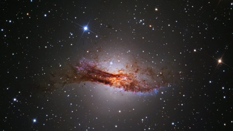 I telescopi immortalano le splendide immagini di una galassia vicina alla Via Lattea