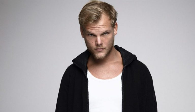 Google dedica il Doodle ad Avicii: il dj Tim Bergling avrebbe compiuto oggi 32 anni