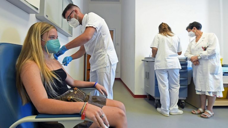 Coronavirus, via alla terza dose di vaccino: tutti i dettagli e chi dovrà farla Coronavirus, via alla terza dose di vaccino: tutti i dettagli e chi dovrà farla