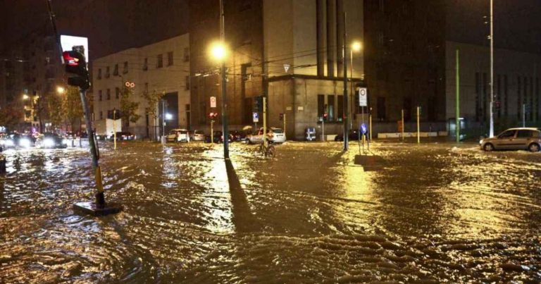 METEO – SFURIATA di NUBIFRAGI si abbatte su Milano: voli DIROTTATI e TRAFFICO PARALIZZATO per ALLAGAMENTI