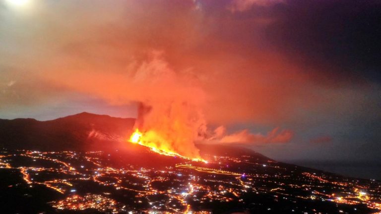 Canarie, erutta il vulcano Cumbre Vieja, ci sono 5mila evacuati