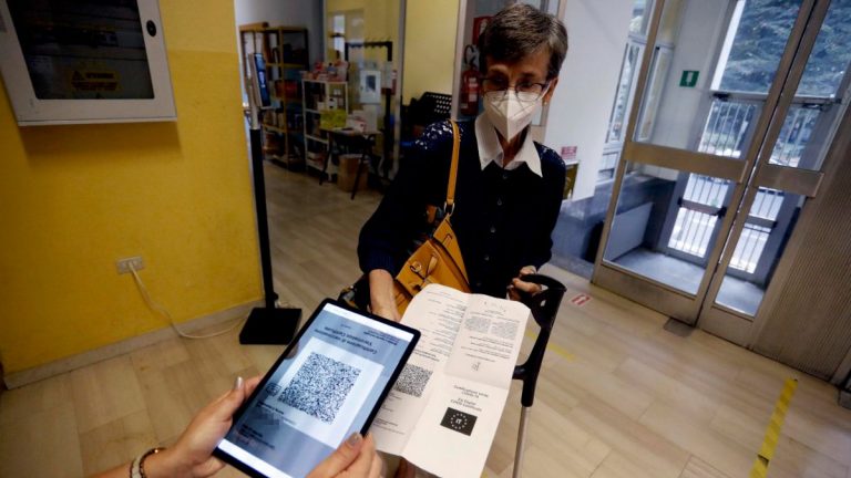 Coronavirus, scienziati contro i “nuovi” tamponi e il Green Pass esteso a un anno: ecco qual è il grande rischio e perché