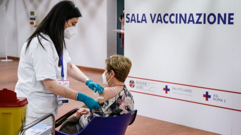 Coronavirus, il virologo Ricciardi annuncia: “La terza dose sarà per tutti, ecco da quando” Coronavirus, il virologo Ricciardi annuncia: “La terza dose sarà per tutti, ecco da quando”