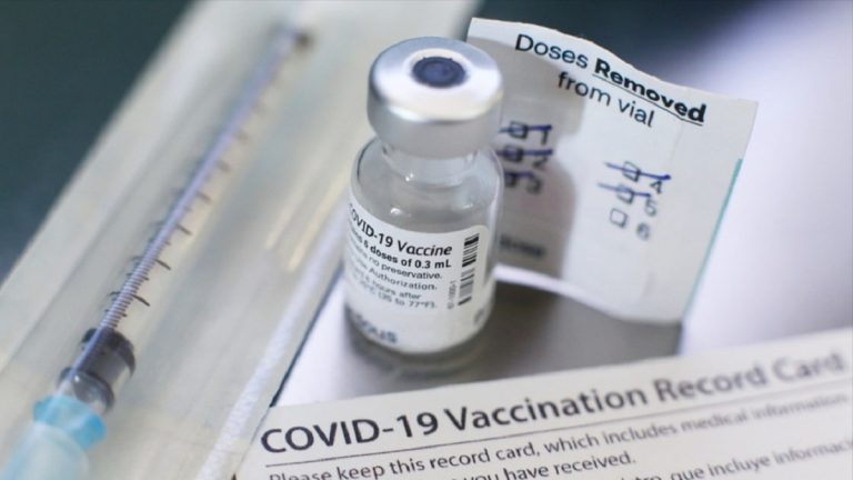 Coronavirus, Bancel (CEO Moderna) sulla variante Omicron: “Vaccini meno efficaci ma…” Coronavirus, Bancel (CEO Moderna) sulla variante Omicron: “Vaccini meno efficaci ma…”