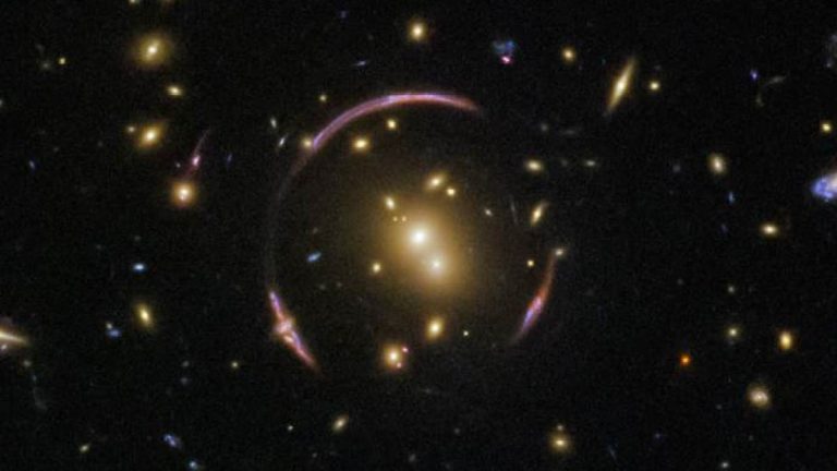 Un anello di Einstein ci sta consentendo di ammirare una galassia lontana quasi 10 miliardi di anni luce Un anello di Einstein ci sta consentendo di ammirare una galassia lontana quasi 10 miliardi di anni luce