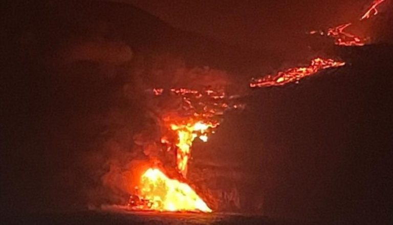 L’eruzione nelle Canarie preoccupa l’Italia: allarme nubi tossiche sul nostro Paese. Le zone a rischio L’eruzione nelle Canarie preoccupa l’Italia: allarme nubi tossiche sul nostro Paese. Le zone a rischio