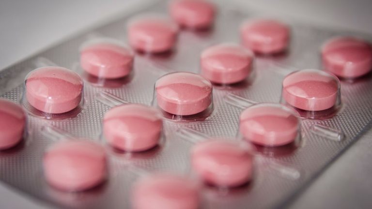 Coronavirus, in arrivo la pillola per contrastare l’infezione: ecco come funziona | Pfizer bruciata sul tempo? Coronavirus, in arrivo la pillola per contrastare l’infezione: ecco come funziona | Pfizer bruciata sul tempo?