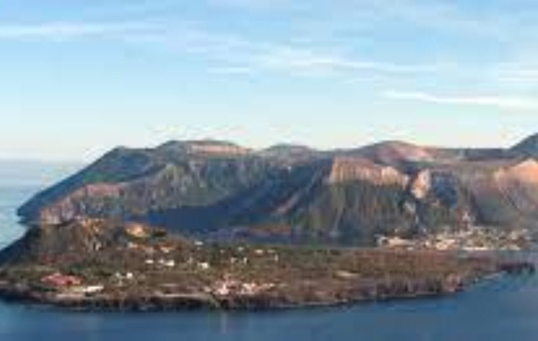 Dopo Ben 133 Anni Si Risveglia In Italia Vulcano Alle Isole Eolie Scatta L Allerta Gialla