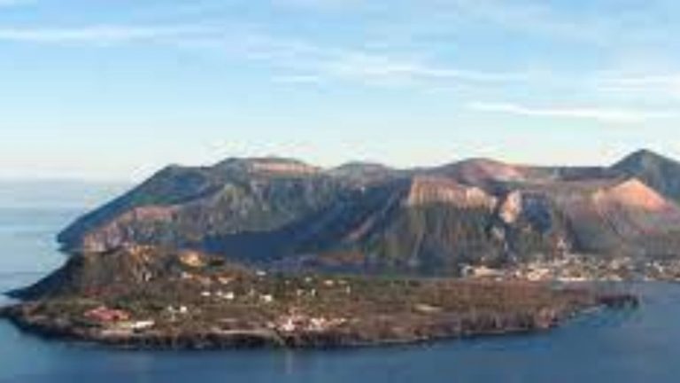 Dopo ben 133 anni si risveglia in Italia Vulcano alle isole Eolie, scatta l’allerta gialla Dopo ben 133 anni si risveglia in Italia Vulcano alle isole Eolie, scatta l’allerta gialla