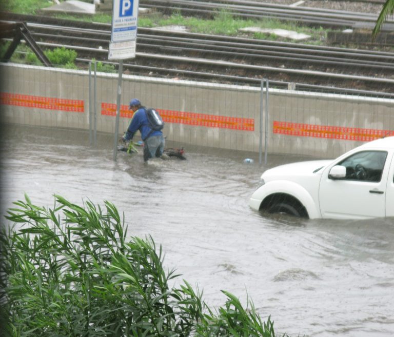 METEO – Violento NUBIFRAGIO provoca ALLAGAMENTI: strade come fiumi a Palermo