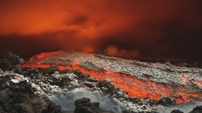 Vulcano si sveglia, attività vulcanica rilevata dall’INGV: allerta per i cittadini, ecco cosa sta succedendo e dove