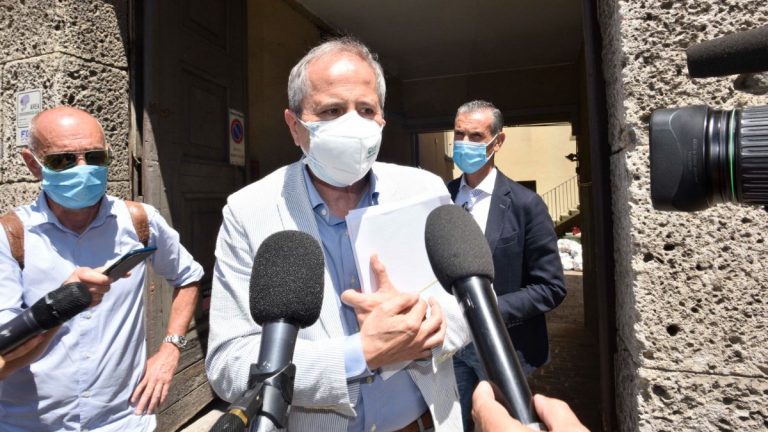 Covid, Crisanti: ‘Vaccini ai bambini? Le miocarditi preoccupano’ Covid, Crisanti: ‘Vaccini ai bambini? Le miocarditi preoccupano’