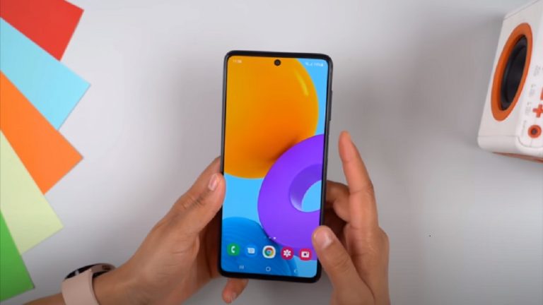 Galaxy M52 5G, è appena arrivato nei negozi: caratteristiche tecniche e prezzo