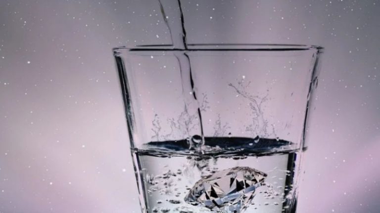 Bicchiere d’acqua vicino al letto prima di dormire: ecco i rischi per la salute