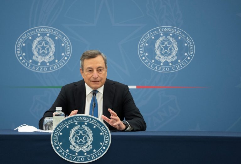Covid, oggi cabina di regia e Cdm, Draghi presenta le nuove misure: arriva il super Green pass