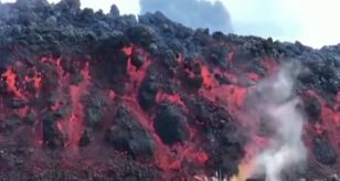 Crolla una parte del vulcano Cumbre Vieja, esplosioni e allarme gas tossici: VIDEO, ecco cosa sta succedendo a Las Palmas