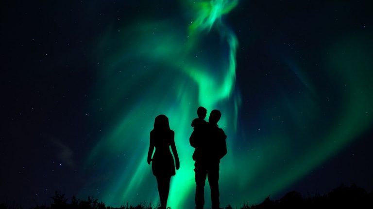 Aurora boreale a New York dopo la tempesta solare che ha colpito la Terra Aurora boreale a New York dopo la tempesta solare che ha colpito la Terra