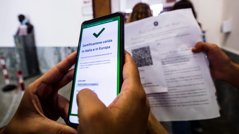 Coronavirus, Green pass agli over 65 solo con la terza dose, ecco le parole di Macron Coronavirus, Green pass agli over 65 solo con la terza dose, ecco le parole di Macron