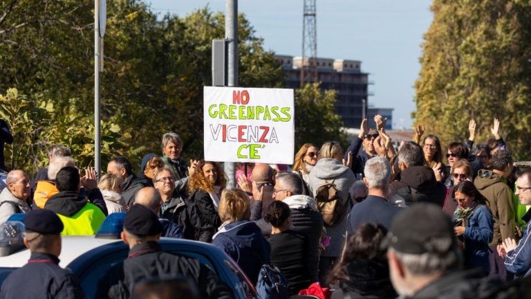 Green Pass, i portuali a Trieste: “No ai tamponi gratis” | La proposta di Federfarma