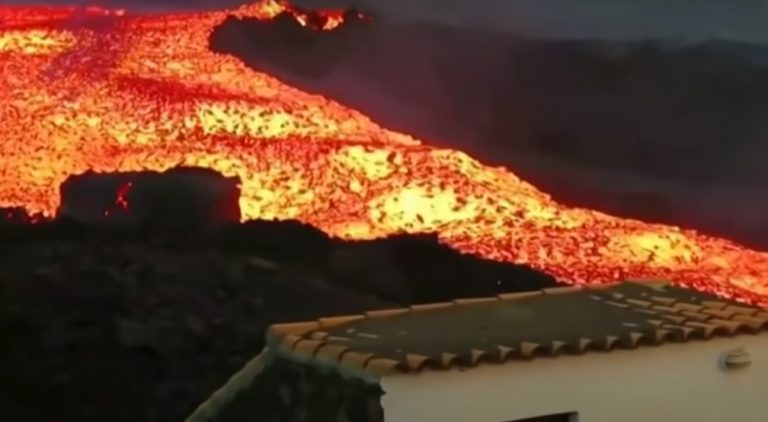 Cumbre Vieja, tsunami di lava a velocità incredibile dal vulcano: il VIDEO. Prosegue l’eruzione a La Palma