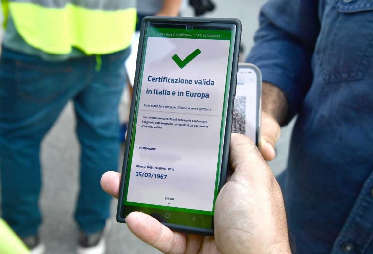 Coronavirus, Rezza sul Green Pass annuncia: “Stiamo valutando l’opportunità di estenderlo a…” Coronavirus, Rezza sul Green Pass annuncia: “Stiamo valutando l’opportunità di estenderlo a…”