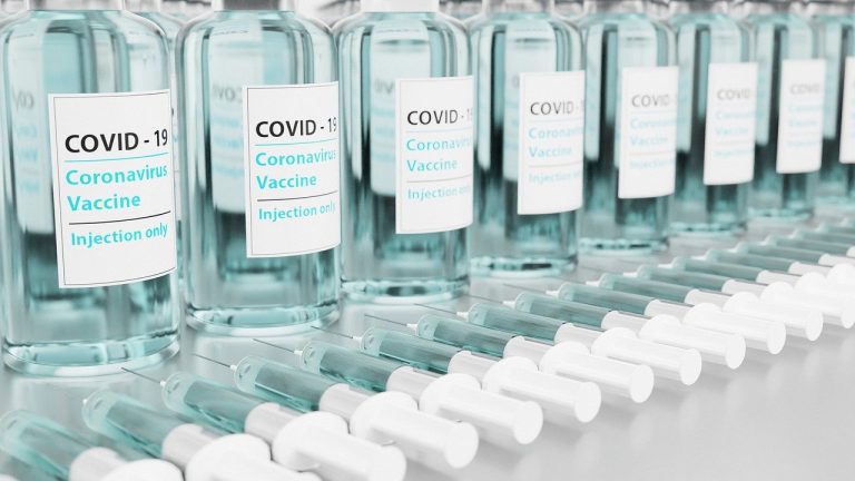 Vaccini anti-Covid, un nuovo studio documenta il crollo della protezione dopo 6 mesi