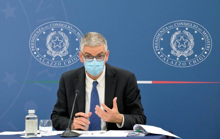 Coronavirus, Brusaferro: “L’immunità di gregge è un miraggio. Terza dose? Potrebbe servire a tutti” Coronavirus, Brusaferro: “L’immunità di gregge è un miraggio. Terza dose? Potrebbe servire a tutti”