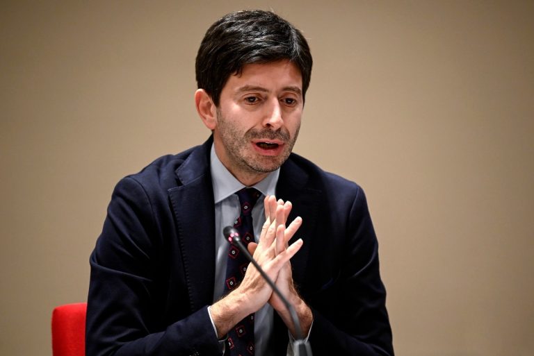 Coronavirus, Speranza avverte: “Serve aumentare il livello di vaccinazione. Sulla terza dose vi dico che…” Coronavirus, Speranza avverte: “Serve aumentare il livello di vaccinazione. Sulla terza dose vi dico che…”