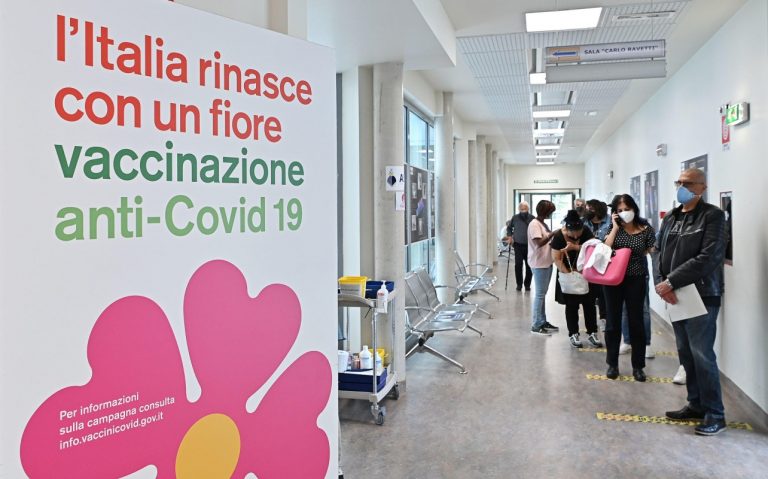 Coronavirus, da domani al via le prenotazioni della terza dose per gli over 40: ecco dove e tutti i dettagli Coronavirus, da domani al via le prenotazioni della terza dose per gli over 40: ecco dove e tutti i dettagli