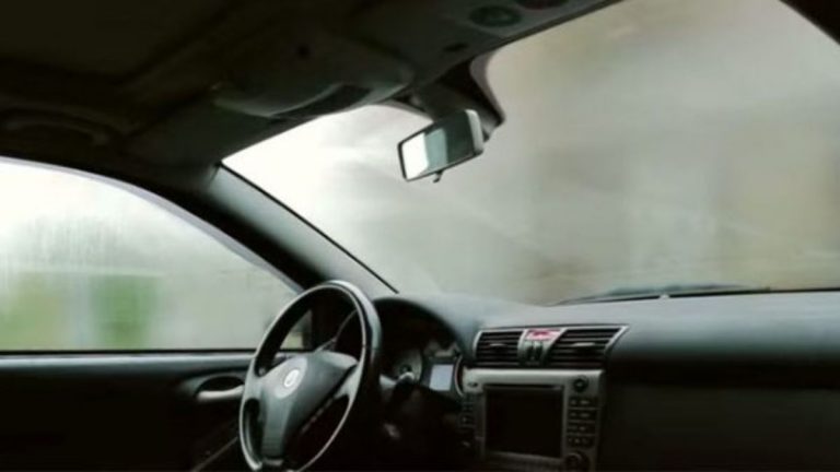 Ecco il trucchetto per risolvere il problema dei vetri appannati in auto (VIDEO)