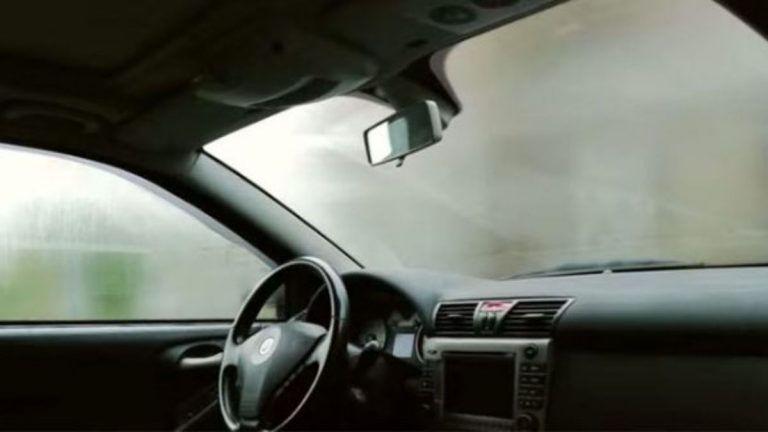 Ecco il trucchetto per risolvere il problema dei vetri appannati in auto (VIDEO) Ecco il trucchetto per risolvere il problema dei vetri appannati in auto (VIDEO)