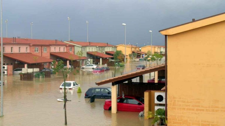 METEO – Intenso MALTEMPO si abbatte in Italia: famiglie bloccate da FANGO e acqua nel napoletano. Molti disagi, i dettagli