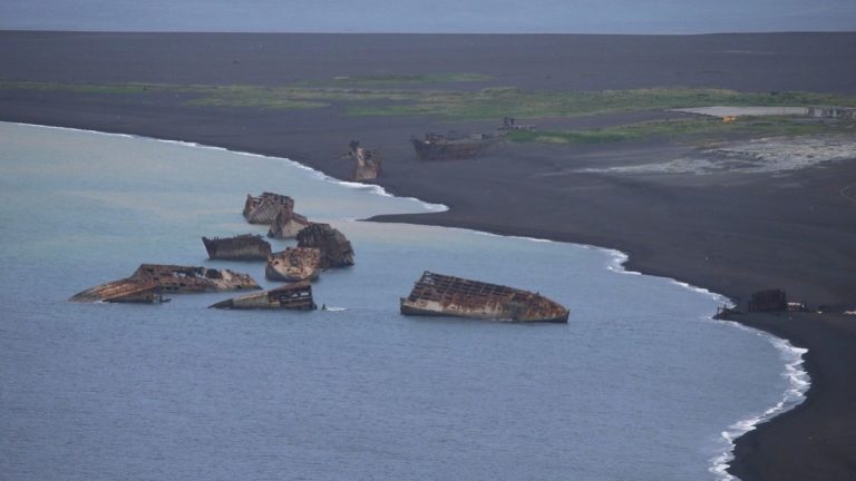 dopo l eruzione del vulcano emergono navi della seconda guerra mondiale ecco cosa e successo in