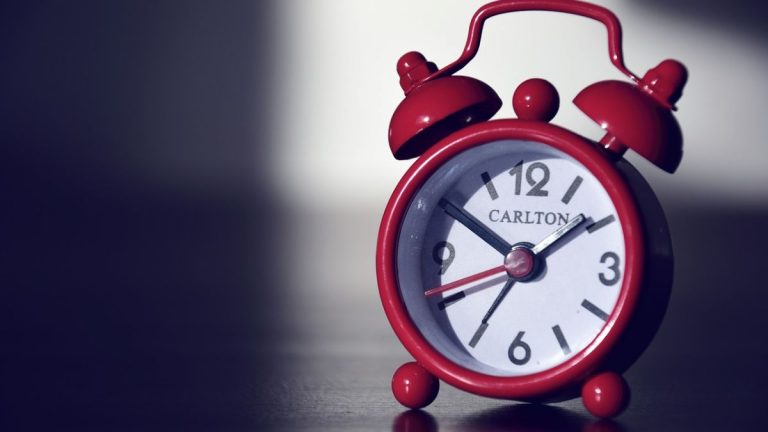 Ora solare 2021, tra pochi giorni vanno spostate le lancette dell’orologio. Come e quando?