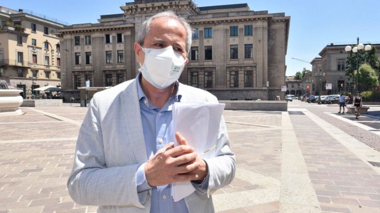 Crisanti scettico sui dati dei contagi: “Sono falsati, siamo a 50 mila casi giornalieri…”