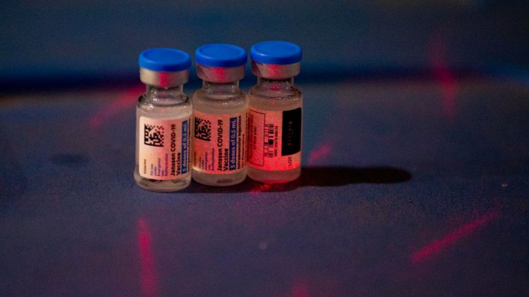Coronavirus, ecco la decisione ufficiale sul richiamo per chi si è vaccinato con Johnson&Johnson Coronavirus, ecco la decisione ufficiale sul richiamo per chi si è vaccinato con Johnson&Johnson