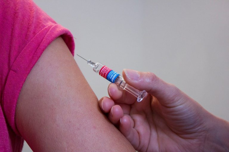Coronavirus, il ministro della sanità israeliano sulla variante Omicron: ‘Protetti con 3 dosi di vaccino’