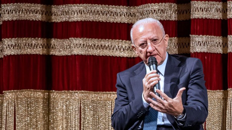 Coronavirus, l’annuncio del Governatore De Luca: “Ecco quando l’Italia può tornare in lockdown” Coronavirus, l’annuncio del Governatore De Luca: “Ecco quando l’Italia può tornare in lockdown”