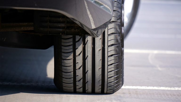 Gomme auto, cosa cambia da oggi, mercoledì 15 aprile 2026: ecco chi rischia multe salate se non si mette in regola