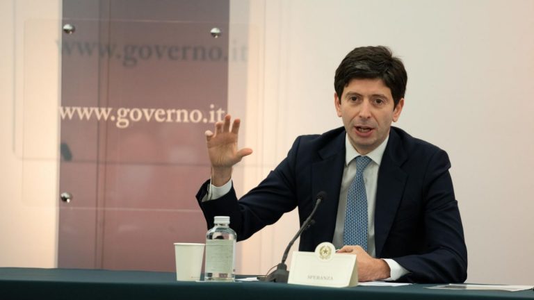 Coronavirus, Speranza annuncia: “Terza dose del vaccino anche agli under 60…” Coronavirus, Speranza annuncia: “Terza dose del vaccino anche agli under 60…”