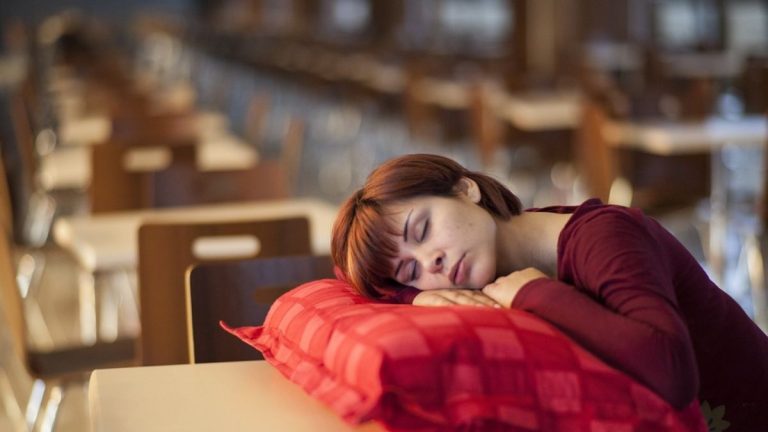 Dormire troppo può essere rischioso, ecco perché secondo un nuovo studio