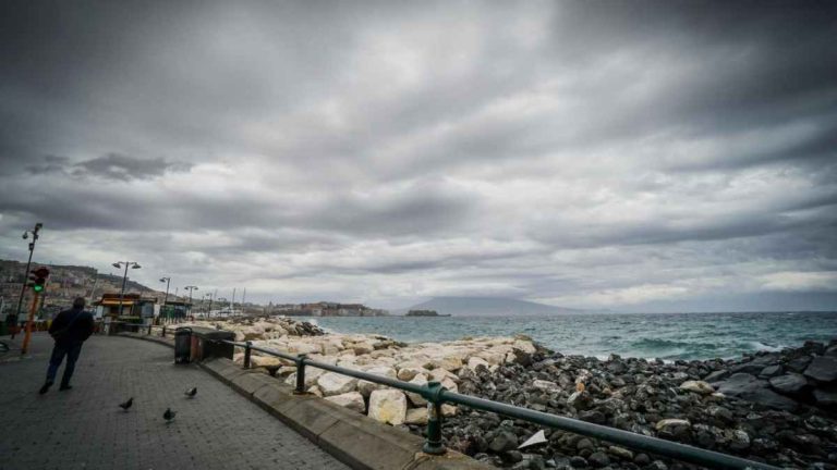 METEO NAPOLI – Tra NUBI e SCHIARITE fino a martedì, poi arriva il MALTEMPO