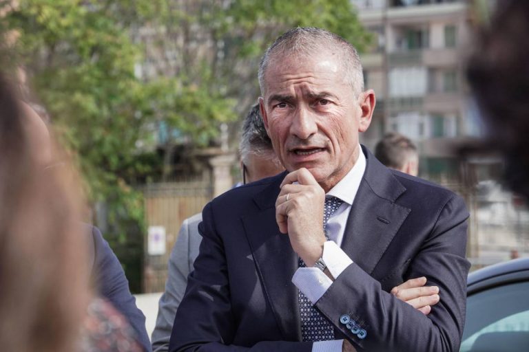 Coronavirus, l’annuncio del sottosegretario Costa sulla terza dose: “Nei prossimi giorni ci sarà estensione ai 50enni” Coronavirus, l’annuncio del sottosegretario Costa sulla terza dose: “Nei prossimi giorni ci sarà estensione ai 50enni”