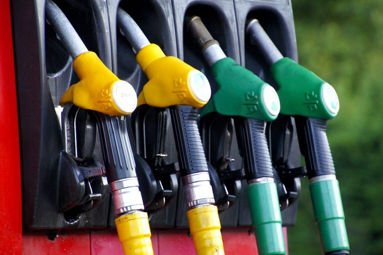 Caro benzina, stangata alle famiglie: 200 euro in meno per le spese natalizie Caro benzina, stangata alle famiglie: 200 euro in meno per le spese natalizie