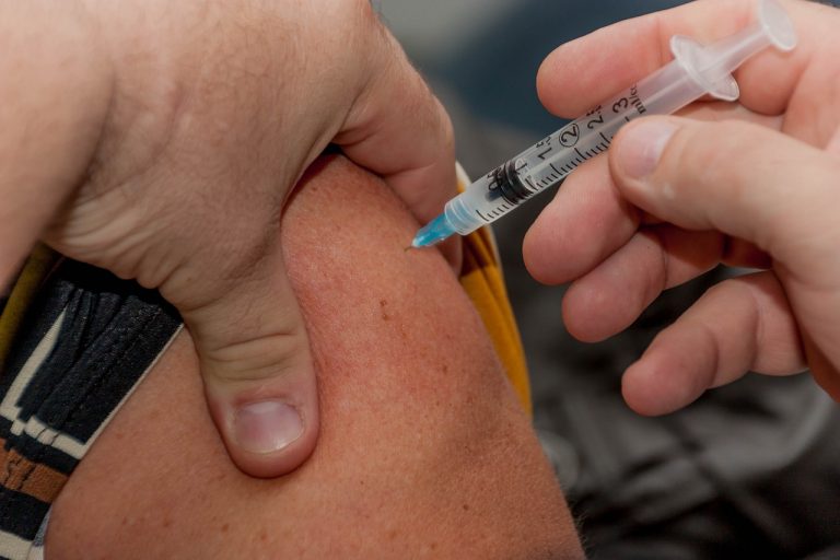Coronavirus e variante Omicron, lo studio di Israele: “2 dosi non bastano, serve booster…” Coronavirus e variante Omicron, lo studio di Israele: “2 dosi non bastano, serve booster…”