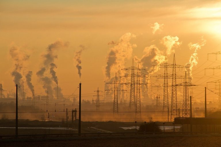 Scuole chiuse e lockdown in arrivo: lo smog invade la città. Ecco dove Scuole chiuse e lockdown in arrivo: lo smog invade la città. Ecco dove