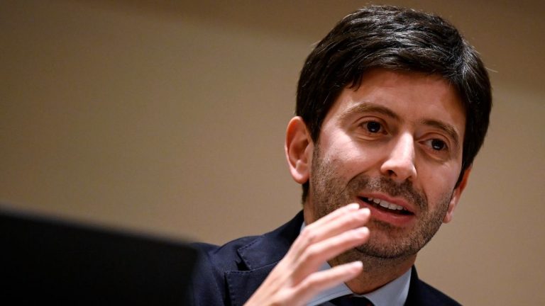 Coronavirus, firmata la nuova ordinanza: ecco cosa cambia, tutti i dettagli Coronavirus, firmata la nuova ordinanza: ecco cosa cambia, tutti i dettagli